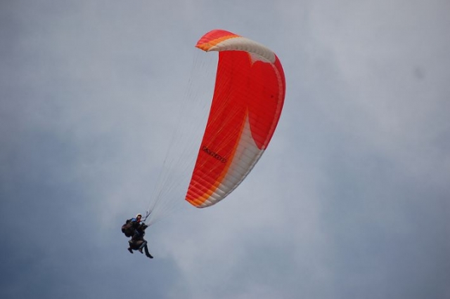 disfrutando de un vuelo en parapente